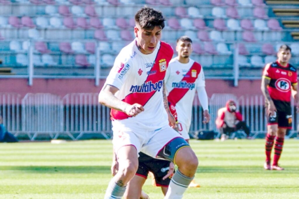Matías Pérez con la camiseta de Curicó Unido.