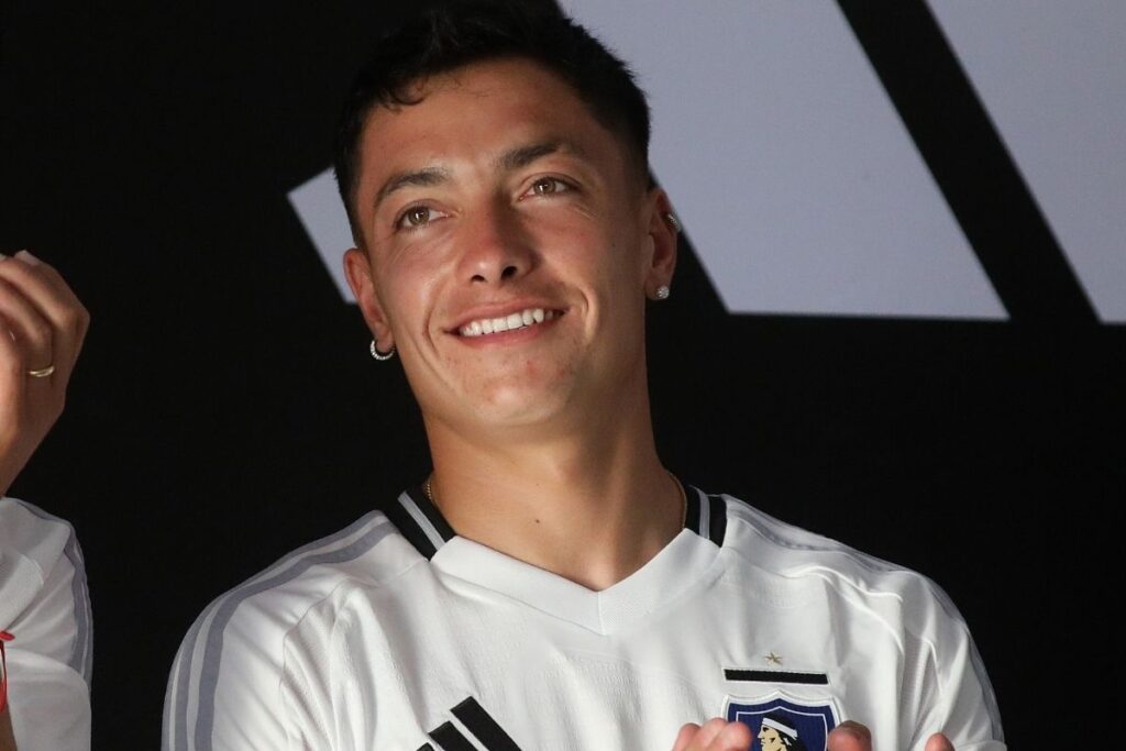 Cristián Zavala con la camiseta de Colo-Colo.