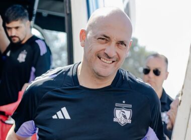 Eduardo Lobos con una camiseta de Colo-Colo.