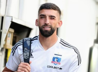 Primer plano a Emiliano Amor con camiseta de Colo-Colo.