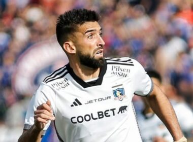 Emiliano Amor con la camiseta de Colo-Colo.