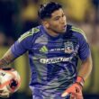 Primer plano de Brayan Cortés con la camiseta de Colo-Colo.