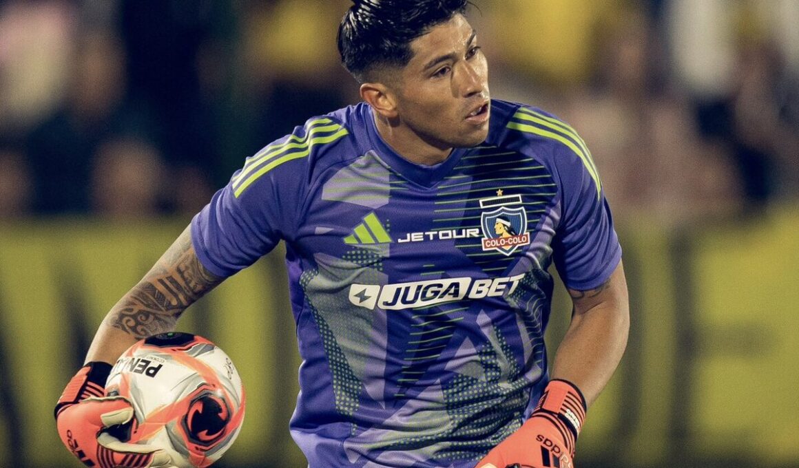 Primer plano de Brayan Cortés con la camiseta de Colo-Colo.