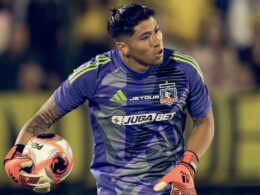 Primer plano de Brayan Cortés con la camiseta de Colo-Colo.
