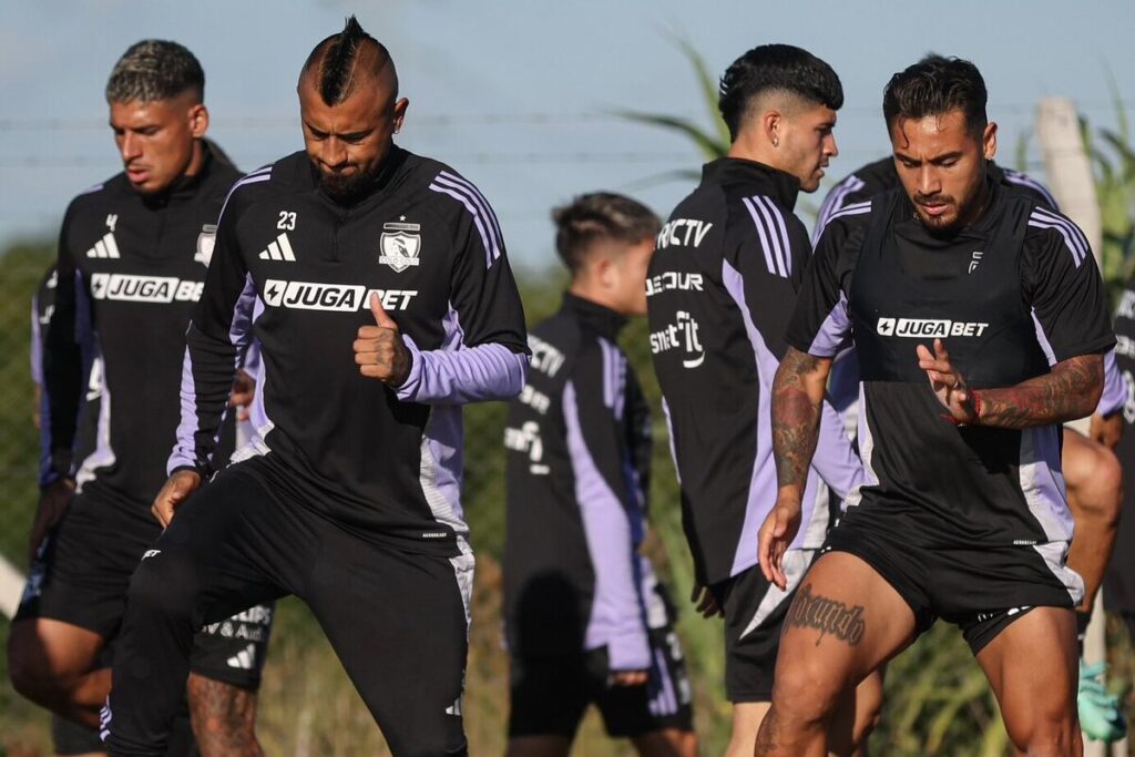 Jugadores de Colo-Colo entrenando.