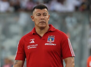 Jorge Almirón con camiseta roja en el Estadio Monumental.