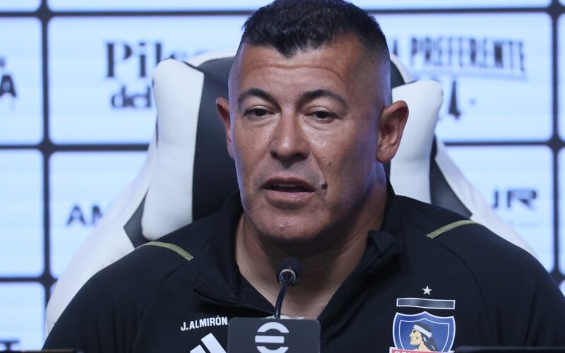 Jorge Almirón con la camiseta de Colo-Colo.