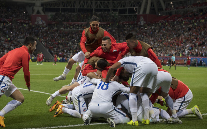 Jugadores de La Roja celebrando un gol frente a Portugal por la Copa Confederaciones.