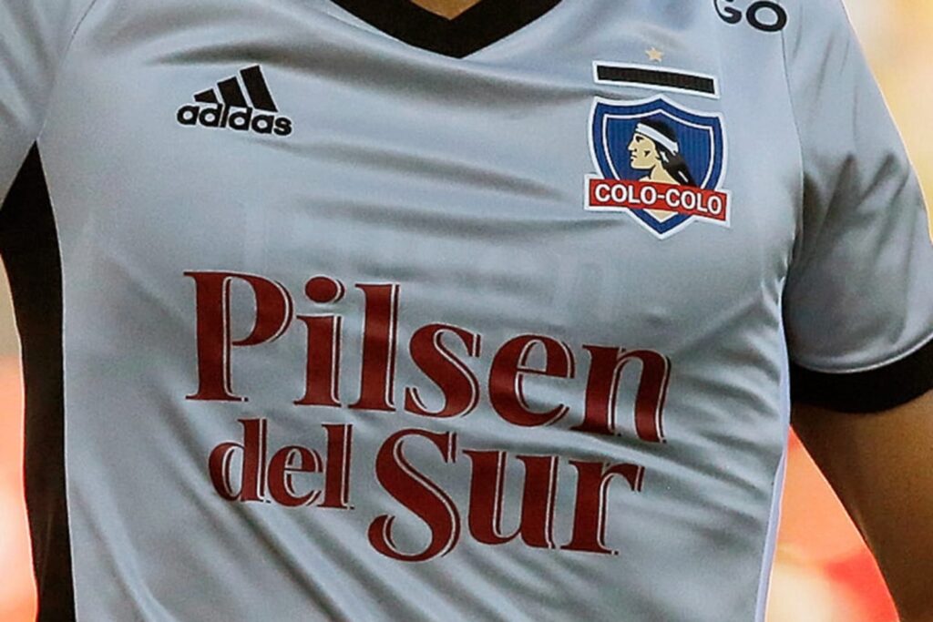 Camiseta de Colo-Colo con Pilsen del Sur.