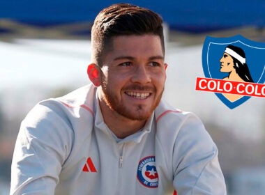 Primer plano de Víctor Felipe Méndez junto al escudo de Colo-Colo.