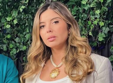 Primer plano a Verónica Bianchi en el programa Mediapunta.