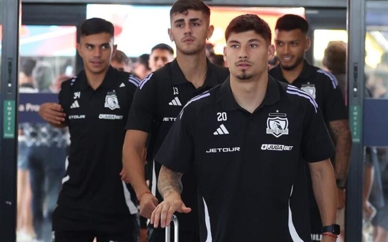 Jugadores de Colo-Colo ingresando al Aeropuerto de Santiago.