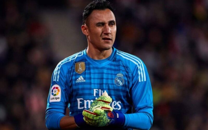 Keylor Navas con la camiseta del Real Madrid y un ojo cerrado.