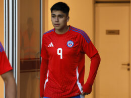 Pizarro defendiendo a La Roja.