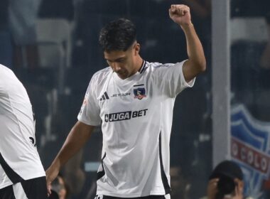 Salomón Rodríguez celebrando un gol con Colo-Colo.