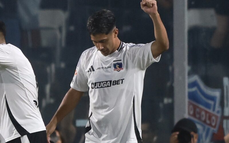 Salomón Rodríguez celebrando un gol con Colo-Colo.