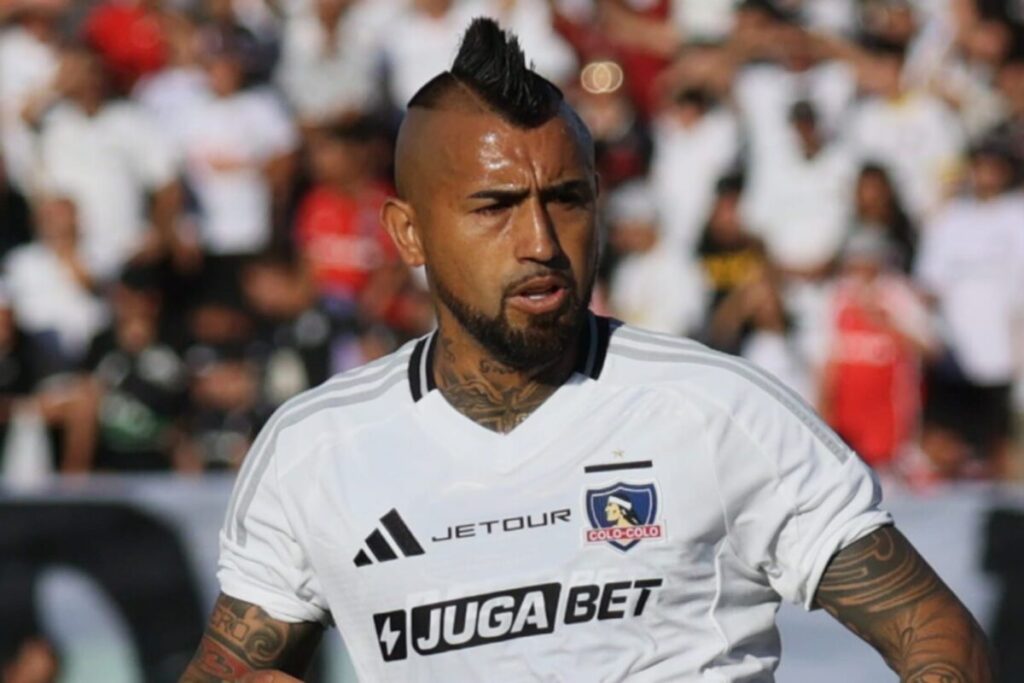 Arturo Vidal con la camiseta de Colo-Colo.