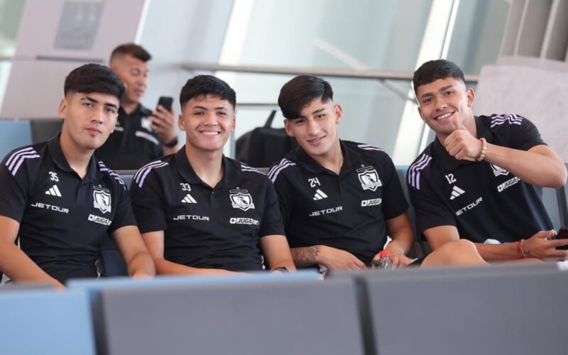 Benjamín Araya, Benjamín Morales, Francisco Marchant y Eduardo Villanueva con la camiseta de Colo-Colo en el aeropuerto de Santiago.