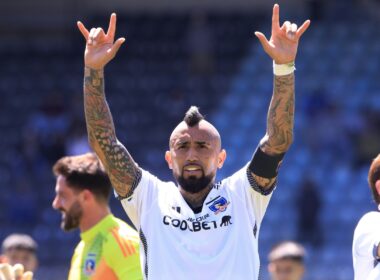 Arturo Vidal saludando a la hinchada con la camiseta de Colo-Colo.