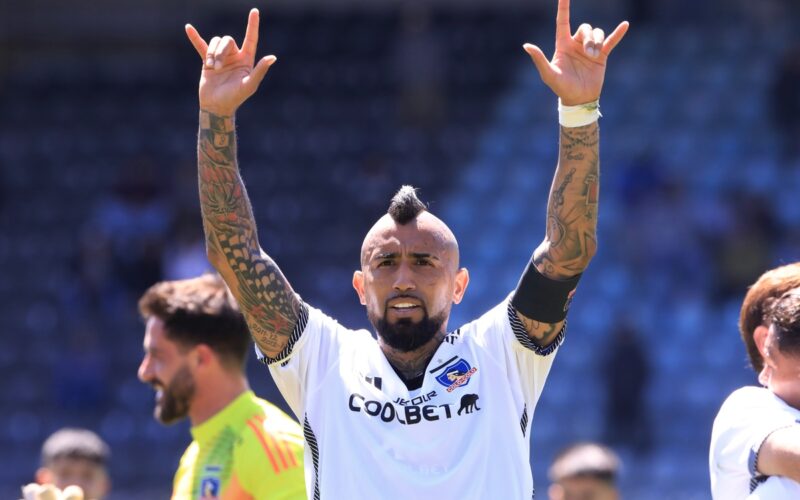 Arturo Vidal saludando a la hinchada con la camiseta de Colo-Colo.