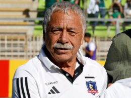 Carlos Caszely con camiseta de Colo-Colo.