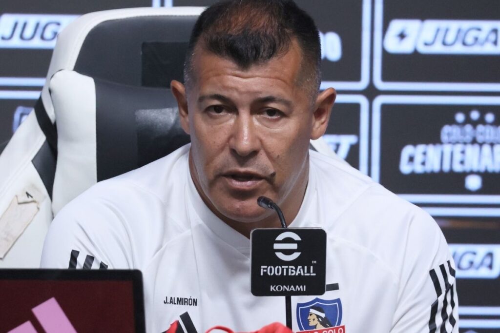 Jorge Almirón en una conferencia de prensa en el Estadio Monumental.