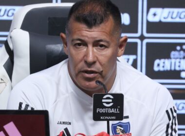 Jorge Almirón en una conferencia de prensa en el Estadio Monumental.