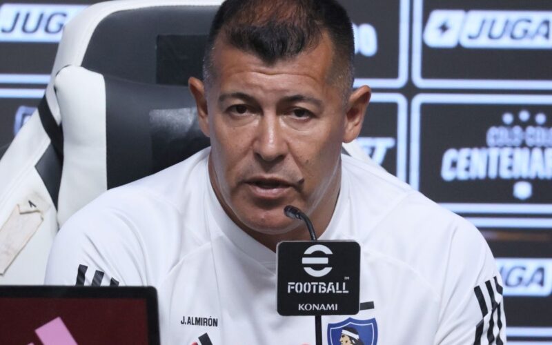 Jorge Almirón en una conferencia de prensa en el Estadio Monumental.