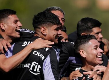 Jugadores de Colo-Colo abrazados durante un entrenamiento.