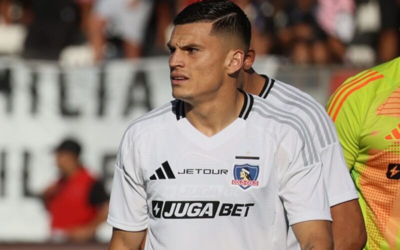 Lucas Cepeda con la camiseta de Colo-Colo.