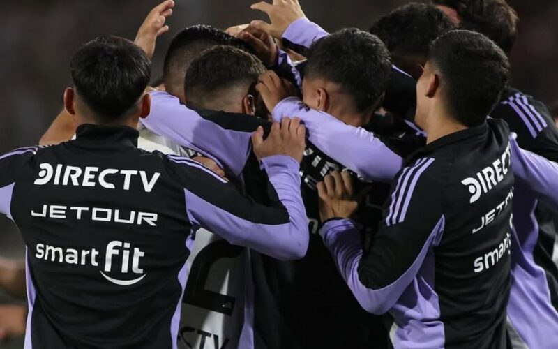Jugadores de Colo-Colo celebrando un gol.