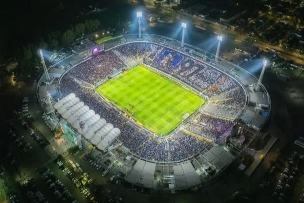 Estadio Monumental vs River Plate con bandera conmemorativa por el aniversario 97 de Colo-Colo.