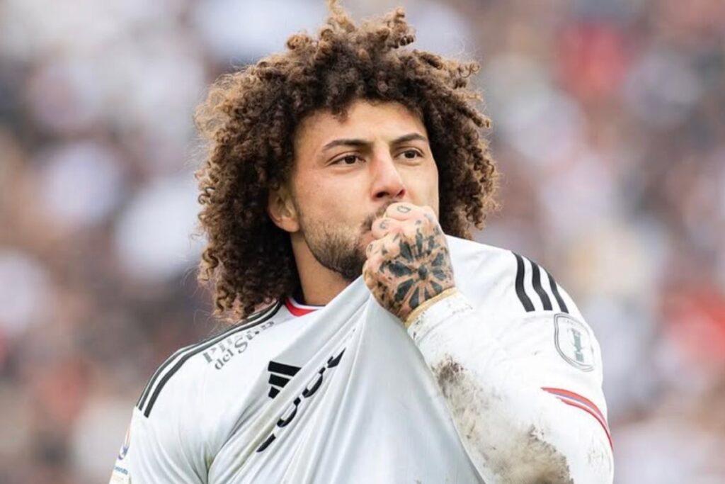 Maximiliano Falcón besando el escudo de Colo-Colo en la camiseta.