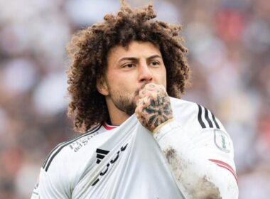 Maximiliano Falcón besando el escudo de Colo-Colo en la camiseta.