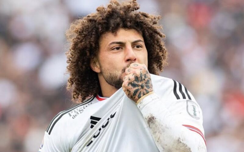 Maximiliano Falcón besando el escudo de Colo-Colo en la camiseta.