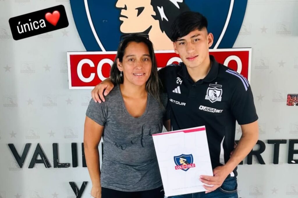 Francisco Marchant firmando su primer contrato profesional con Colo-Colo.