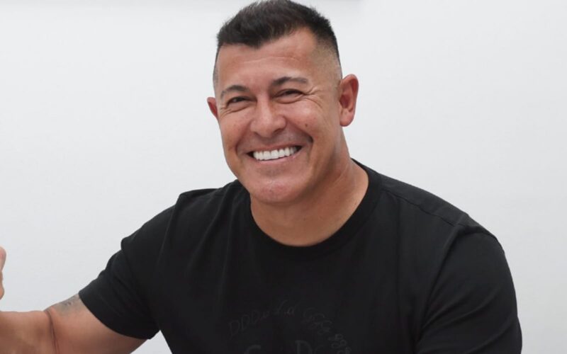 Jorge Almirón sonriendo durante la firma de su extensión de contrato.