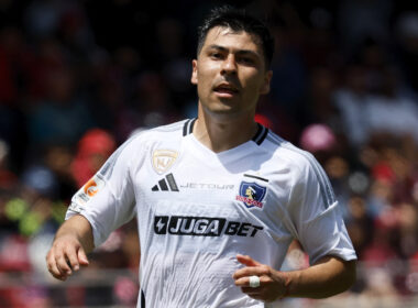 Primer plano de Tomás Alarcón con la camiseta de Colo-Colo.