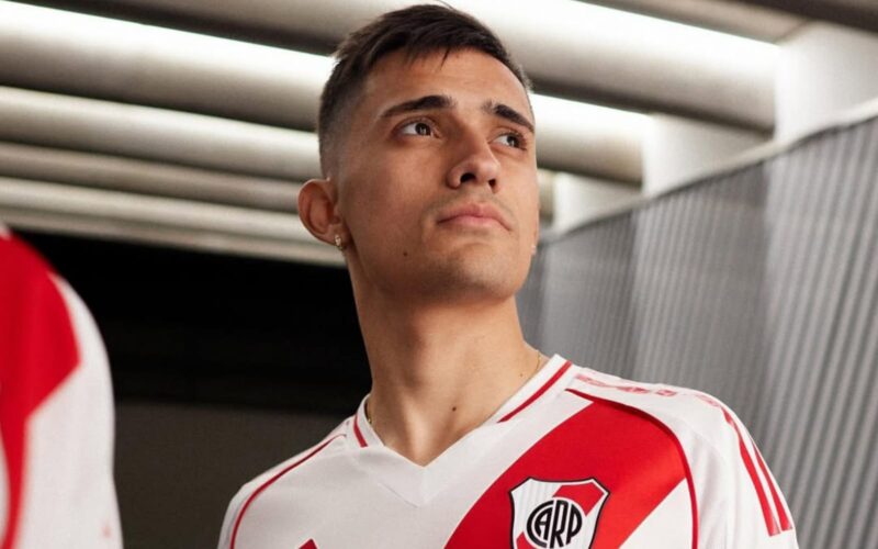 Primer plano a Pablo Solari con la camiseta de River Plate.