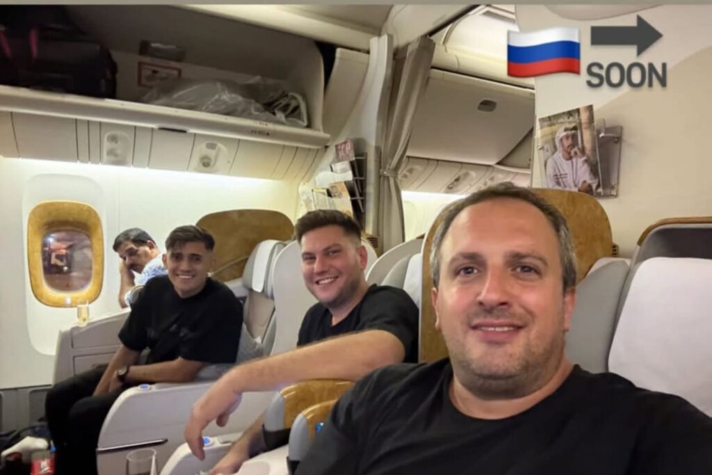 Pablo Solari en un avión viajando a Rusia