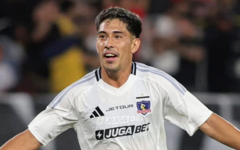 Salomón Rodríguez con la camiseta de Colo-Colo.