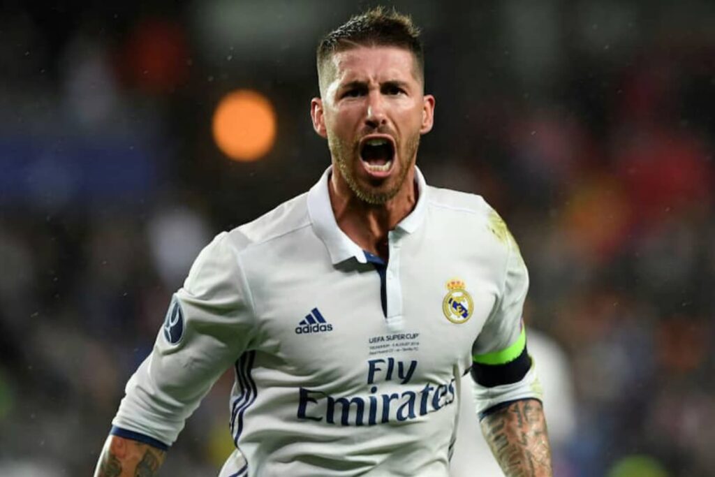 Sergio Ramos celebrando un gol con la camiseta del Real Madrid.