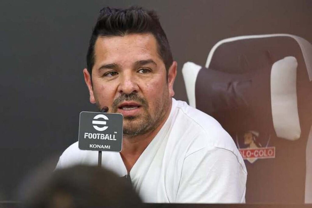 Héctor Tapia en una conferencia de Colo-Colo.
