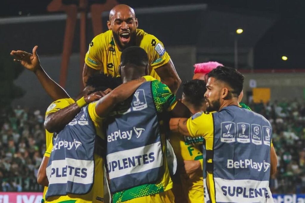 Atlético Bucaramanga celebrando el triunfo sobre Atlético Nacional.