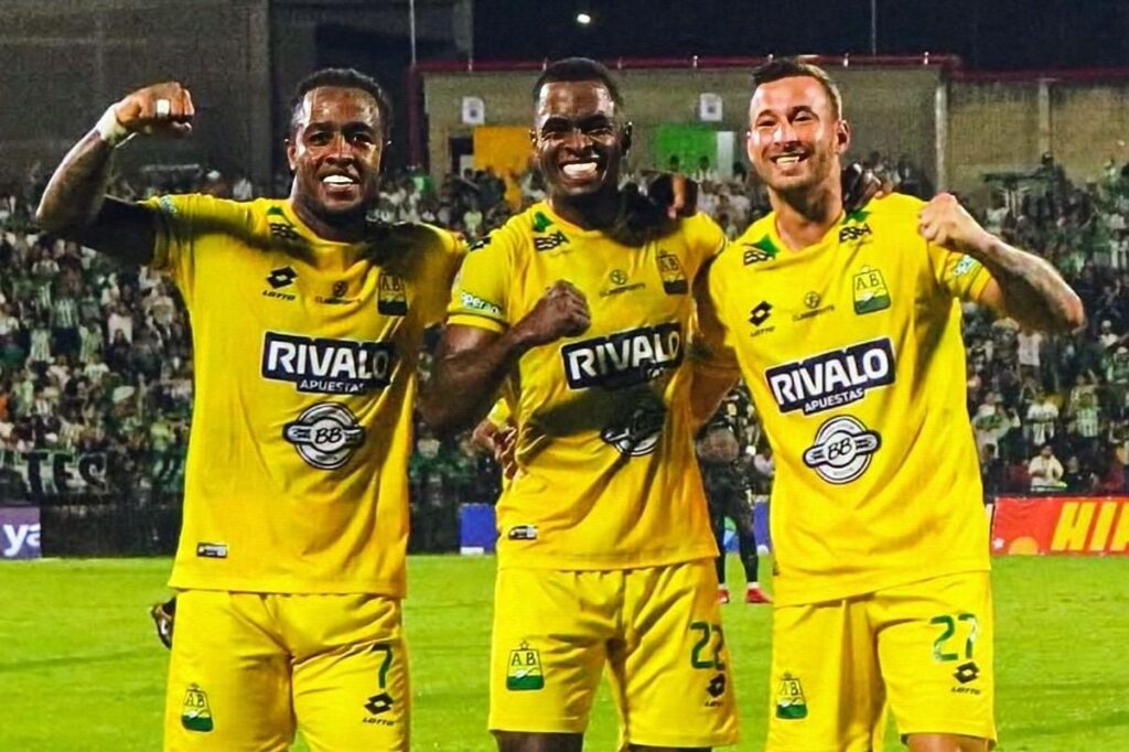 Atlético Bucaramanga celebrando un gol contra Atlético Nacional.