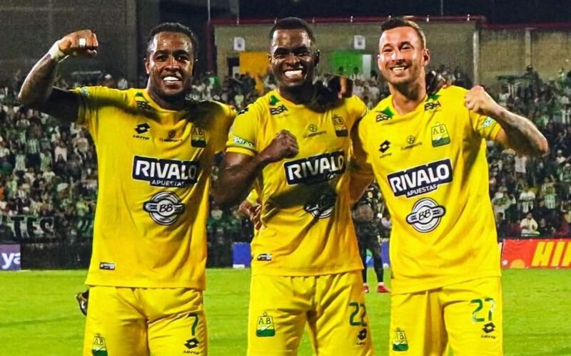 Atlético Bucaramanga celebrando un gol contra Atlético Nacional.
