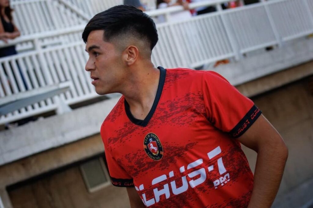 Bastián Silva con la camiseta de Deportes Limache.