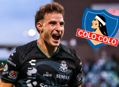 Primer plano de Bruno Barticciotto junto al escudo de Colo-Colo.