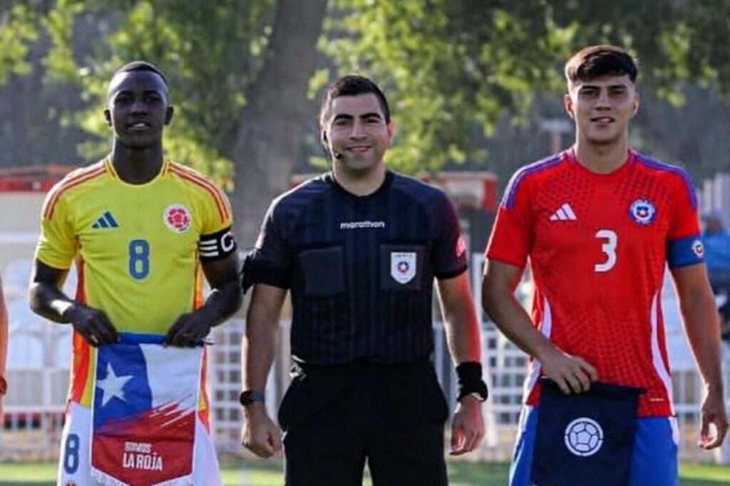 Bruno Torres en el sorteo de capitanes de la Selección Chilena vs Colombia.