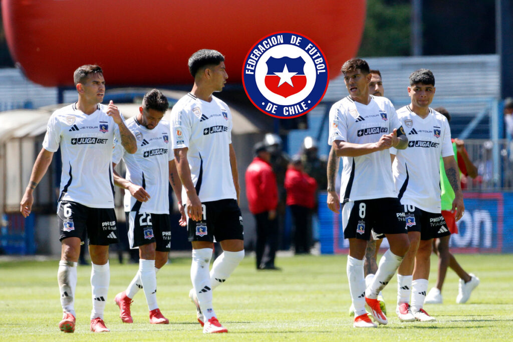 Jugadores de Colo-Colo sobre la cancha junto al escudo de la Selección Chilena.